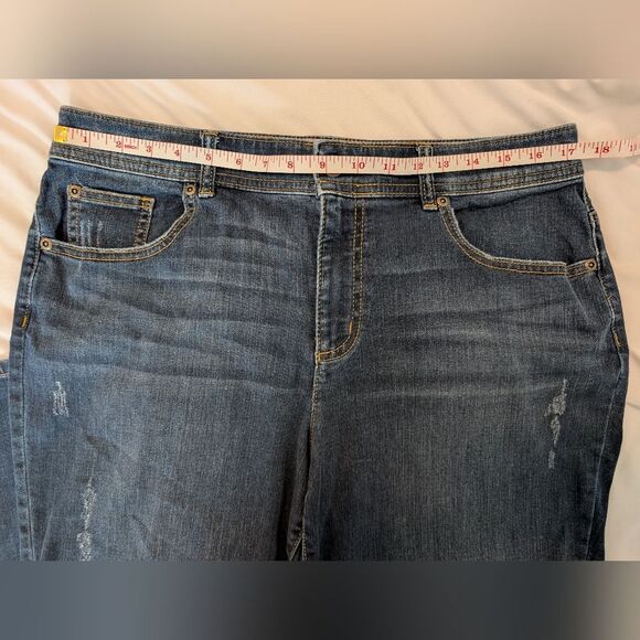 Chico's Distressed Dark Wash Denim High Waist Ankle Jeans Women's Size 1 US 8 - Picture 4 of 7